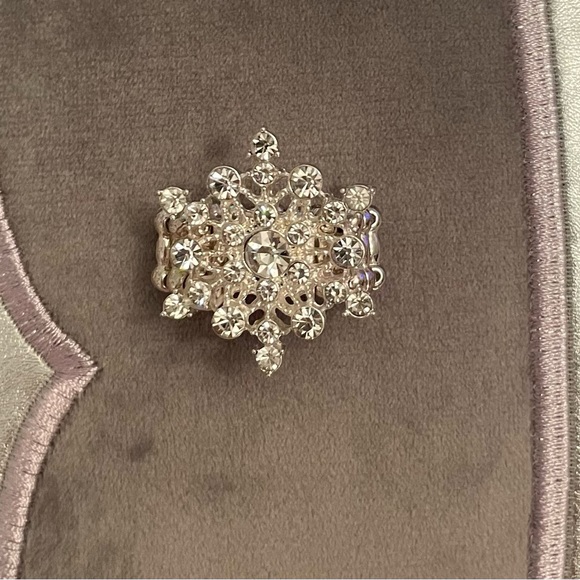 Beautiful snowflake ring! Rhinestone w/ decorative band, stretches to fit all - Picture 2 of 4